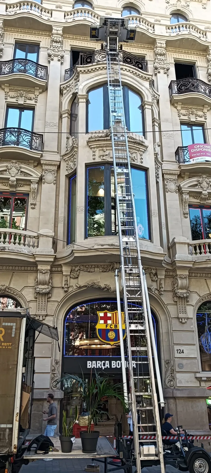 Montamuebles apoyado frente a una finca modernista de Barcelona con balcones en voladizo