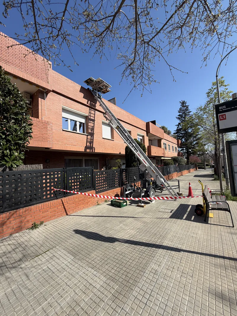 Elevador de mudanzas durante el montaje en una calle del área de Barcelona