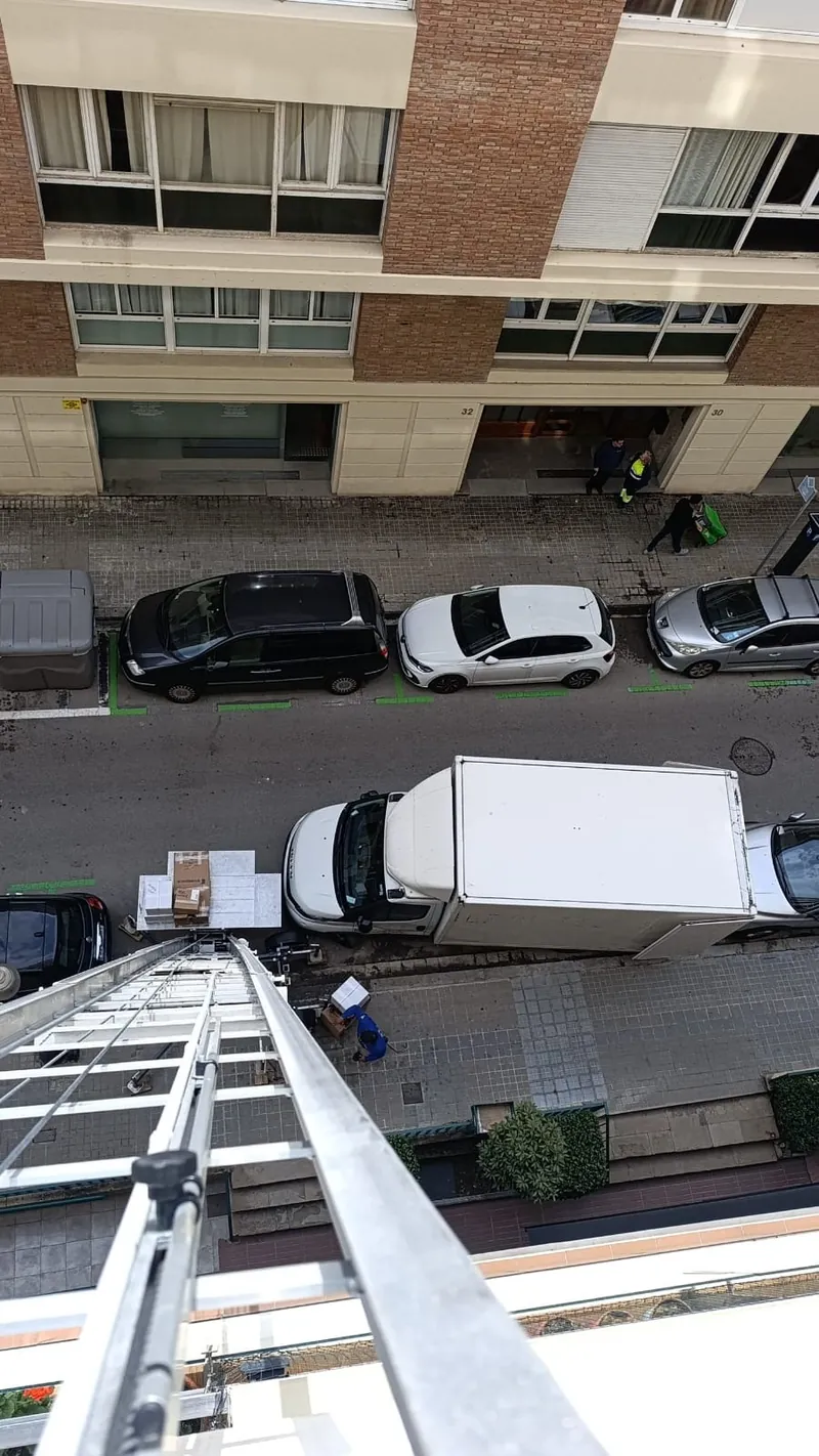 Vista desde la bandeja de la plataforma elevadora a la altura de un cuarto piso